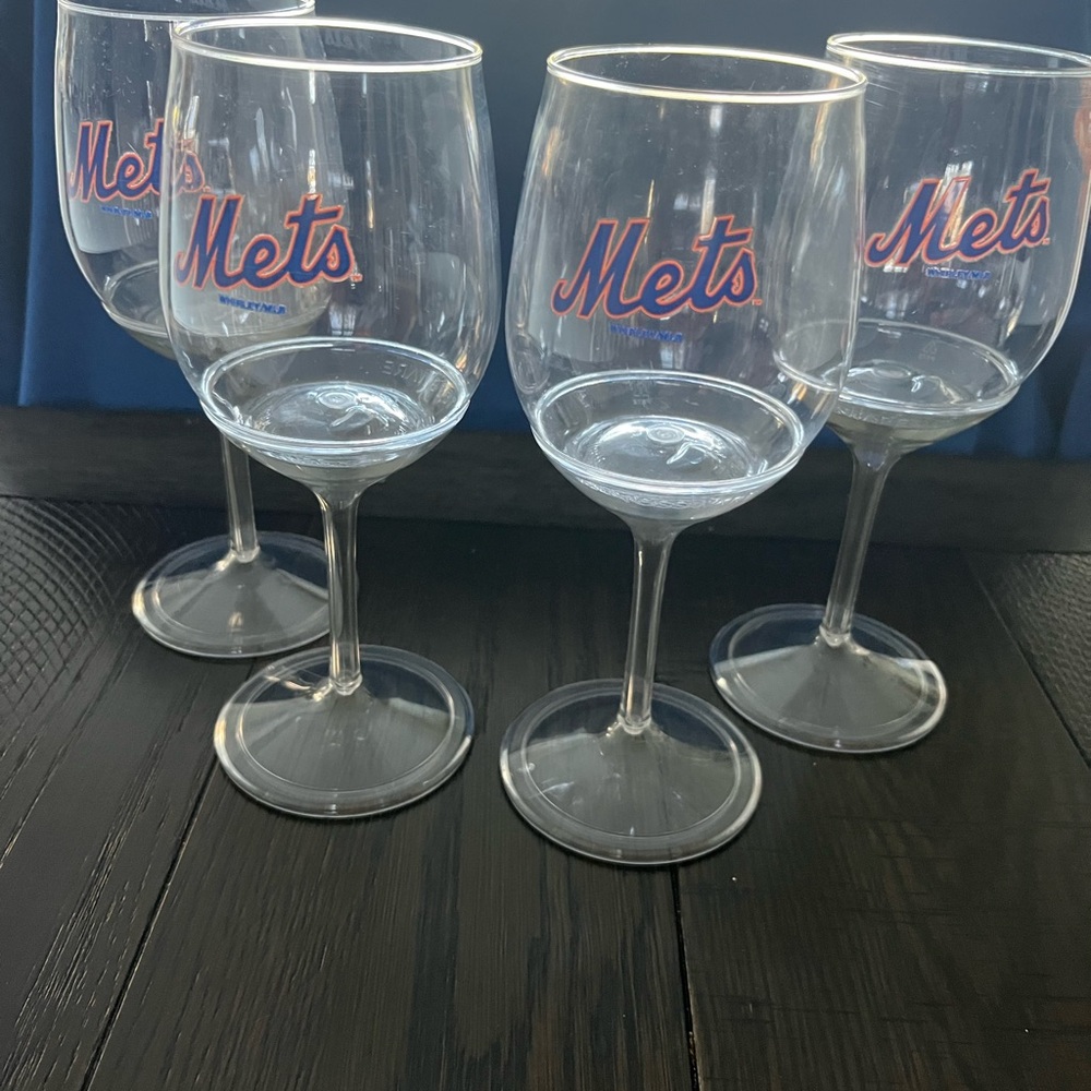 New York Met 4-plastic wine glasses